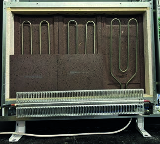 Geöffnetes TECHNOTHERM TTB-E Duo Gehäuse mit Speichersteinen und Heizelementen