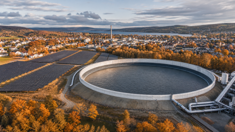 Seasonal heat storage can connect solar energy, waste heat and district heating